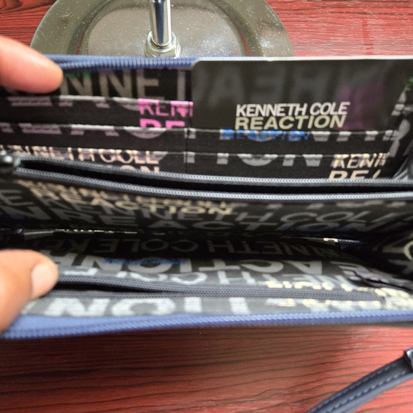 Kenneth Cole patent leather wallet - Picture 5 of 8